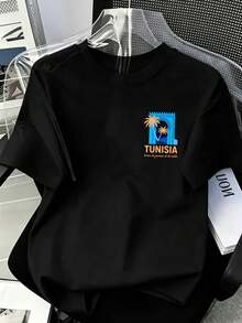 Camiseta estampada de estilo resort norteafricano con temática tunecina. Un diseño exótico que presenta la palabra TUNISIA en su centro, combinado con ilustraciones de arcos rojo-naranja y p - Negro - Ver 2