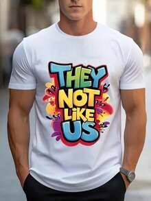 Camisetas para hombre: Camiseta gráfica para hombre con estampado de letras de graffiti llamativas - "They're Not Like Us", diseño de estilo urbano con un toque de colores brillantes. Back T - Blanco - Ver 1