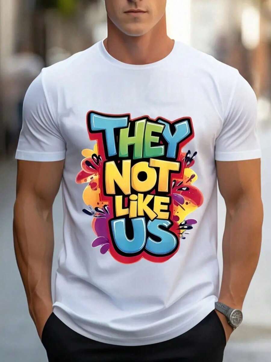 Camisetas para hombre: Camiseta gráfica para hombre con estampado de letras de graffiti llamativas - "They're Not Like Us", diseño de estilo urbano con un toque de colores brillantes. Back T - Blanco - Ver 1