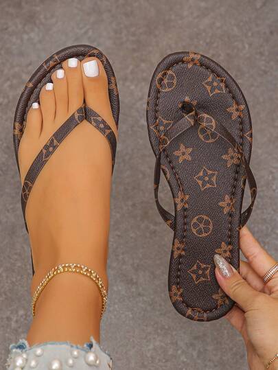 2026 Summer New Women's Flat Fashion Comfortable Vacation Style Flip Flops