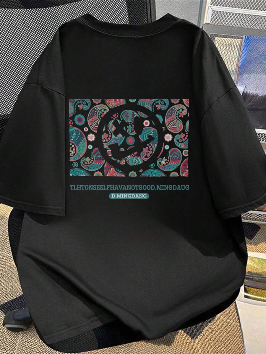 Una camiseta con patrones persas incorporados en la letra, hecha de tela pura, elegante, de manga corta para hombres y mujeres, ideal para parejas que se desplazan. - Negro - Ver 1