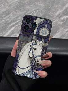 1 pièce Nouveau étui de téléphone vintage à carreaux patchwork & motif de cheval blanc, texture , coque de protection antichoc compatible avec IPhone 17/17Pro/17ProMax/16/16Pro/16ProMax/16Plus/15/15Plus/15Pro/15ProMax/14/14Plus/14Pro/14ProMax/13/13Pro/13ProMax/12/12Pro/12ProMax/11/11ProMax, coque souple de protection anti-choc anti-collision - Multicolore - Voir 2