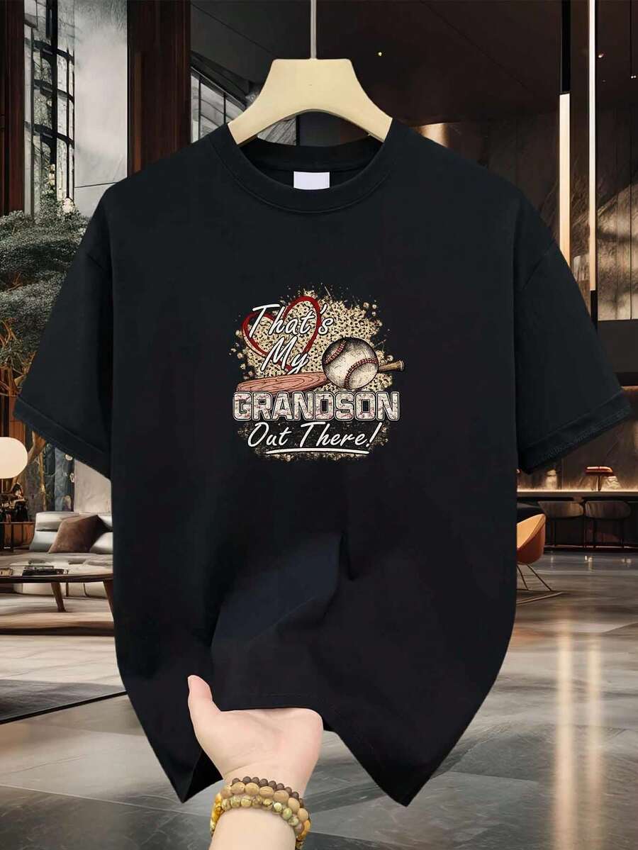 Camiseta de Algodón Premium para Hombres "Ese es Mi Nieto Ahí Fuera" con Estampado de Bate y Pelota de Béisbol, Diseño Duradero y Casual - Negro - Ver 1