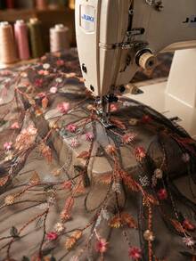 黑色花卉刺繡薄紗蕾絲面料 透視網格布 精緻花卉藤蔓圖案 適用於晚禮服、婚紗、新娘面紗、裙子、服裝、窗簾、DIY縫製裝飾面料 按碼出售 - 1 - 查看 3