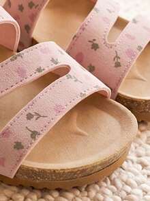 Sandal Pink Terbaru untuk Musim Panas - Anak Perempuan Usia 3-12 Tahun. Bahan Suede Pink. Motif Bunga. Gesper Logam. Gaya Country yang Elegan. - Berwarna merah muda - View 5