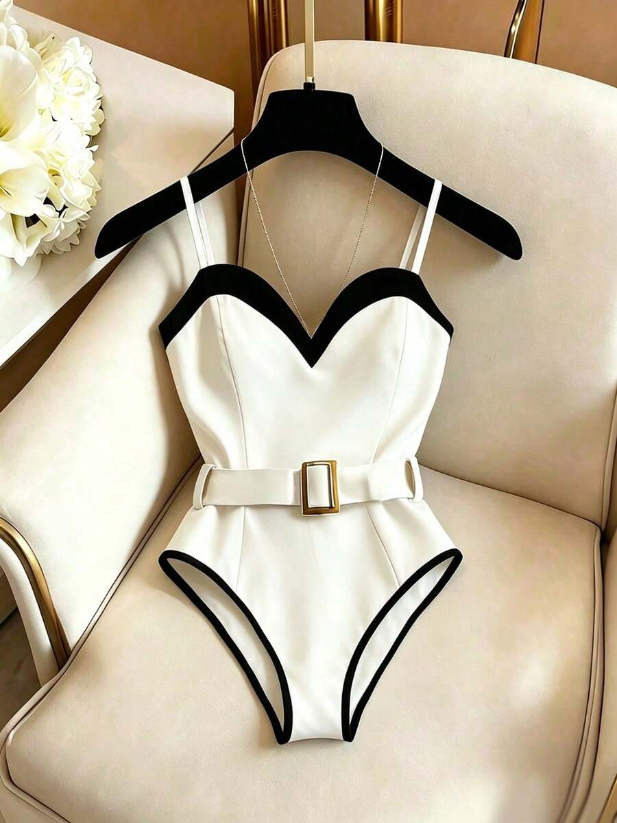 1 pieza Body de mujer con escote en forma de corazón, incluye cinturón de cintura de metal, minimalista y versátil, body blanco de una sola pieza, adecuado para un estilo intelectua - Blanco y Negro - Ver 1
