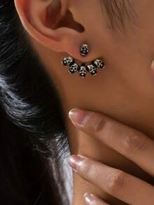 1 par de pendientes de botón de moda para mujer, diseño único de calavera gótica, minimalista, adecuado para uso diario y fiestas - Plateado - Ver 2