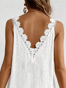 Un vestido de encaje sin mangas con cuello en V para mujer, perfecto para ropa casual de verano.Este vestido presenta adornos de encaje en contraste y está hecho de tela ligera y trans - amarillo ganso - Ver 4