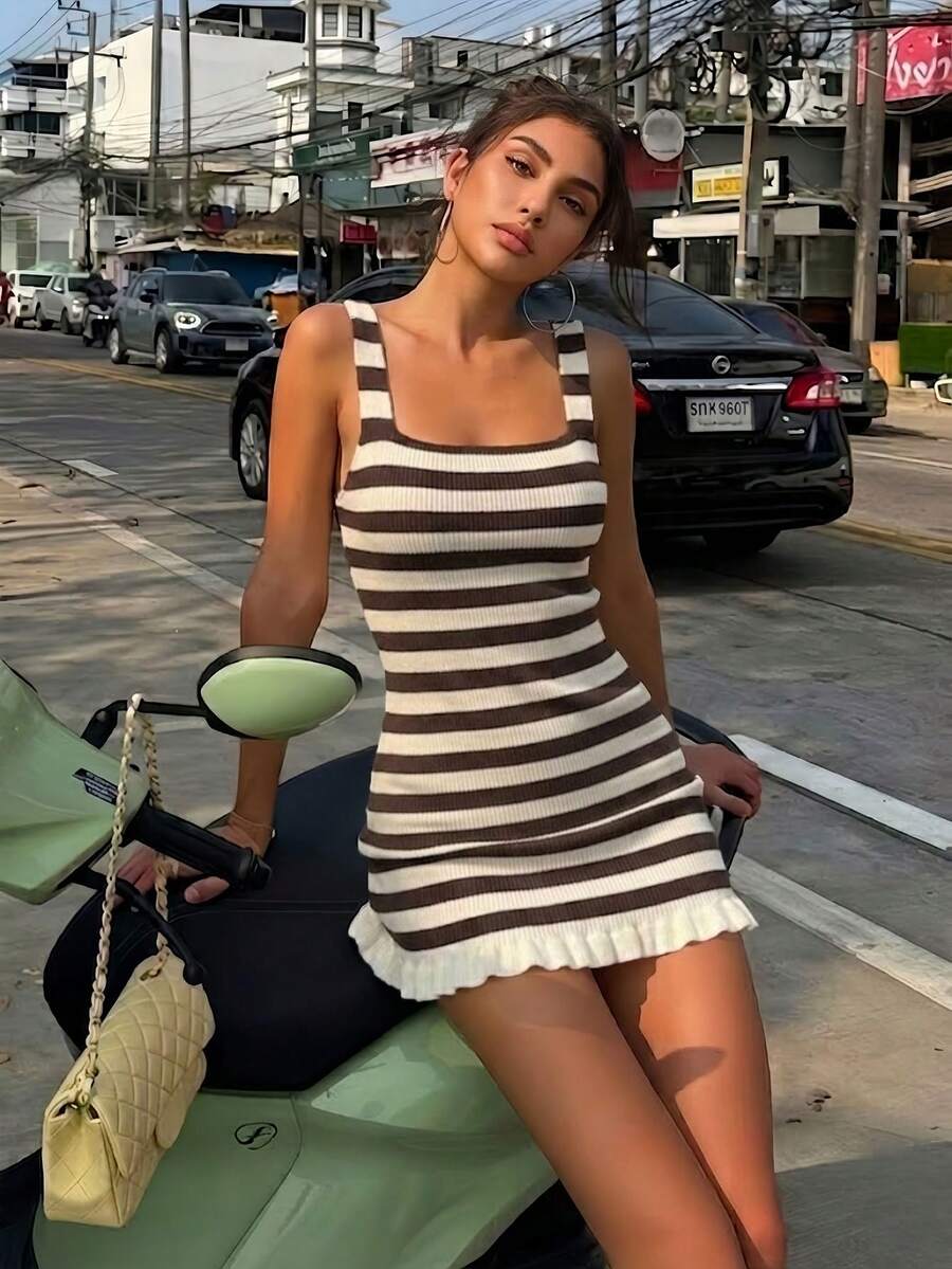 女士夏季方领修身针织吊带连衣裙,荷叶边下摆设计,优雅连衣裙,适合夏季、度假、海滩、街头、日常、派对、办公室、外出、情人节等场合。 - 咖杏條紋 - 查看 1