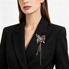 Spilla con nappe a forma di rosa e farfalla in stile dark sweet cool, accessorio personalizzato in metallo con catena per giacca e cappotto da donna - Argento - Visualizzare 1