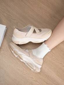 Skechers MOONHIKER 玛丽珍魔术贴运动鞋，女士休闲鞋，轻便舒适，日常通勤休闲鞋 177602-NAT - 自然色 - 查看 1