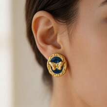 Pendientes de botón con mariposa 3D estilo vintage francés para mujer, diseño de relieve ovalado con borde dorado, múltiples colores disponibles, estilo premium de nicho, accesorio para atuendo de verano - Multicolor - Ver 6