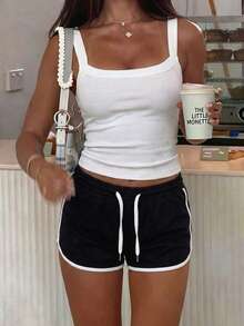 Conjunto de Camisola Corta de Cuello Cuadrado Acanalado Blanco Versátil para Uso Interior/Exterior & Pantalones Cortos Deportivos Retro para Mujer - Blanco y Negro - Ver 1