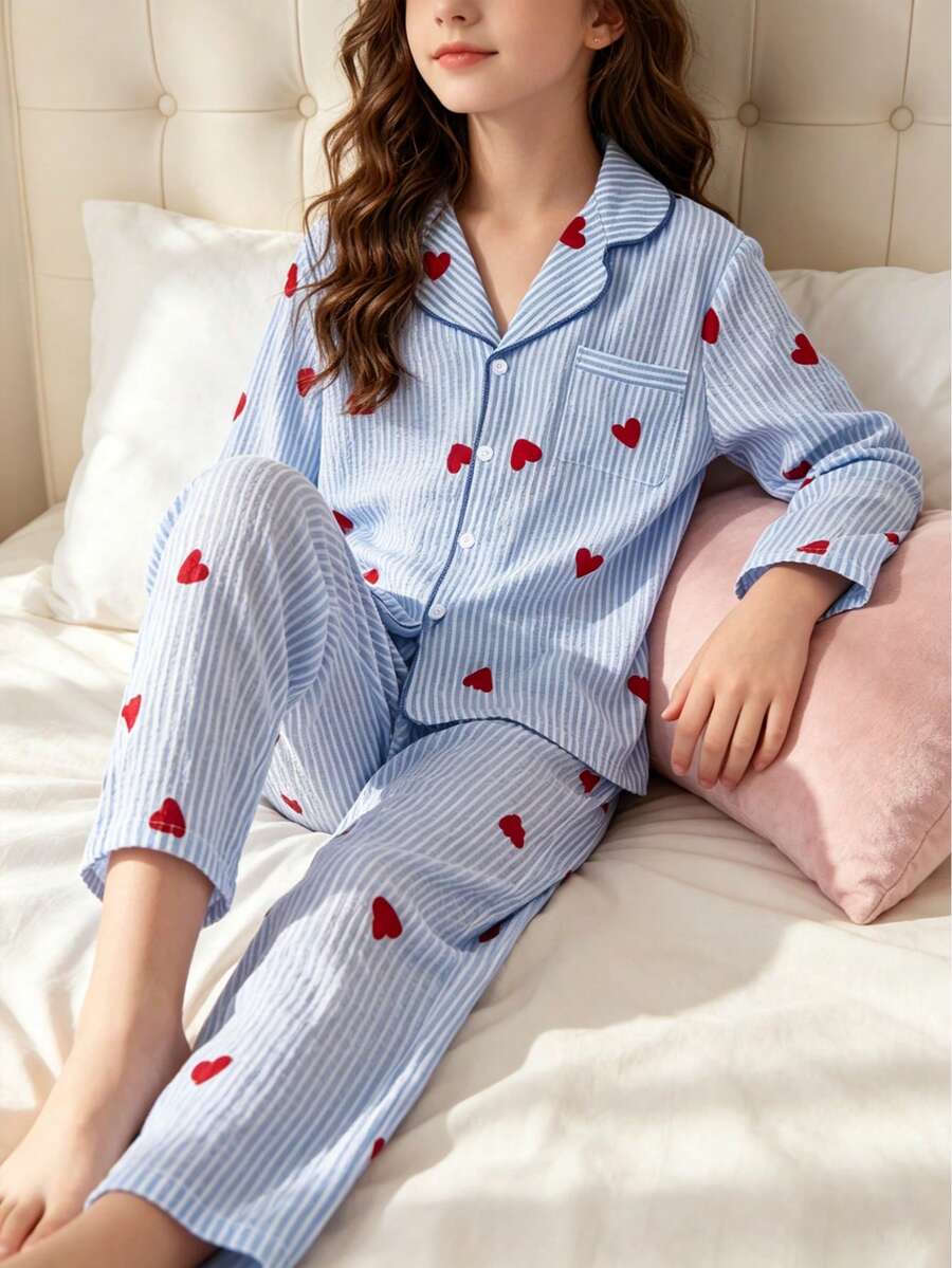 两件套优雅睡衣套装,包括粉色爱心条纹上衣和裤子,适合女孩在春、秋、冬季穿着。采用舒适面料,翻领纽扣设计,是日常穿着、派对、节日、情人节和休闲场合的理想之选。 - 藍色 - 查看 1