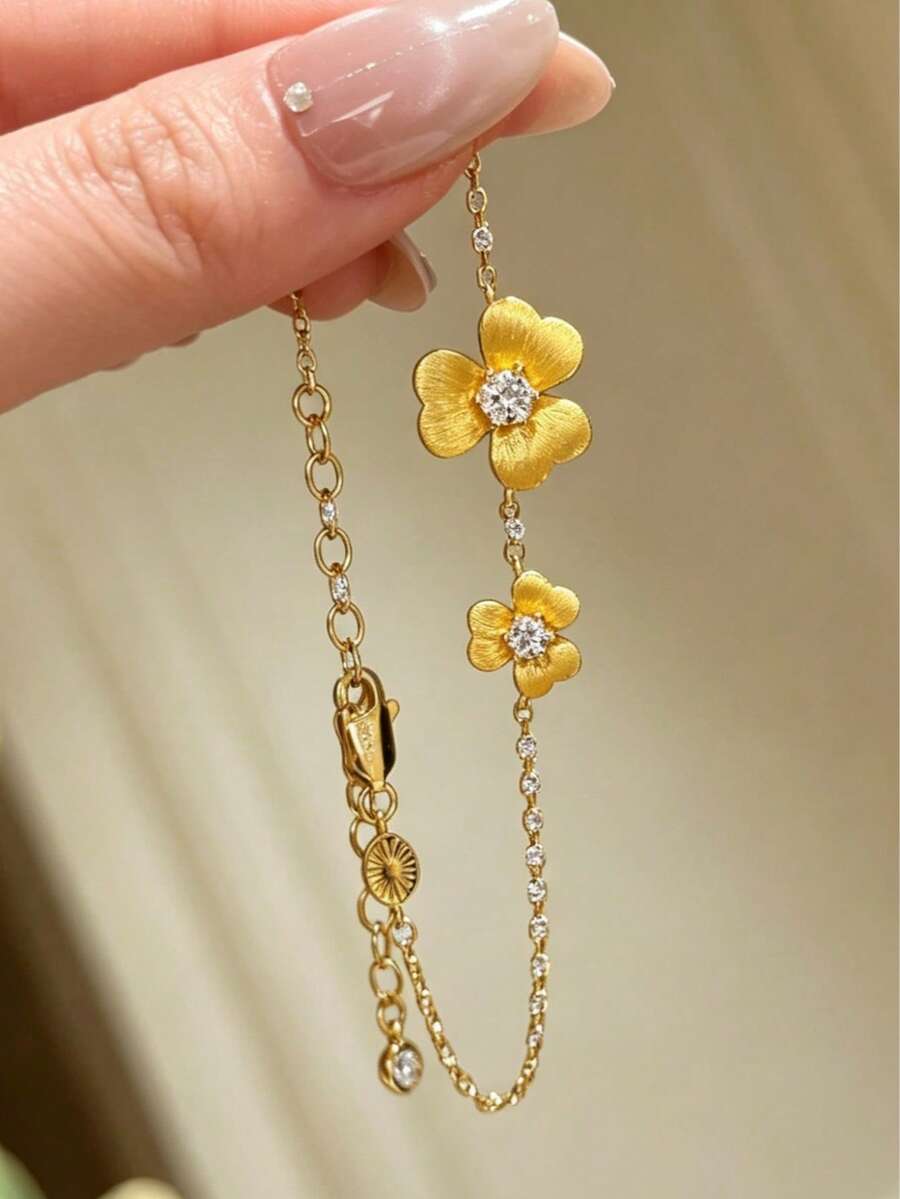 1件霧面四葉草手鍊，微鑲鑽小金花飾珠寶