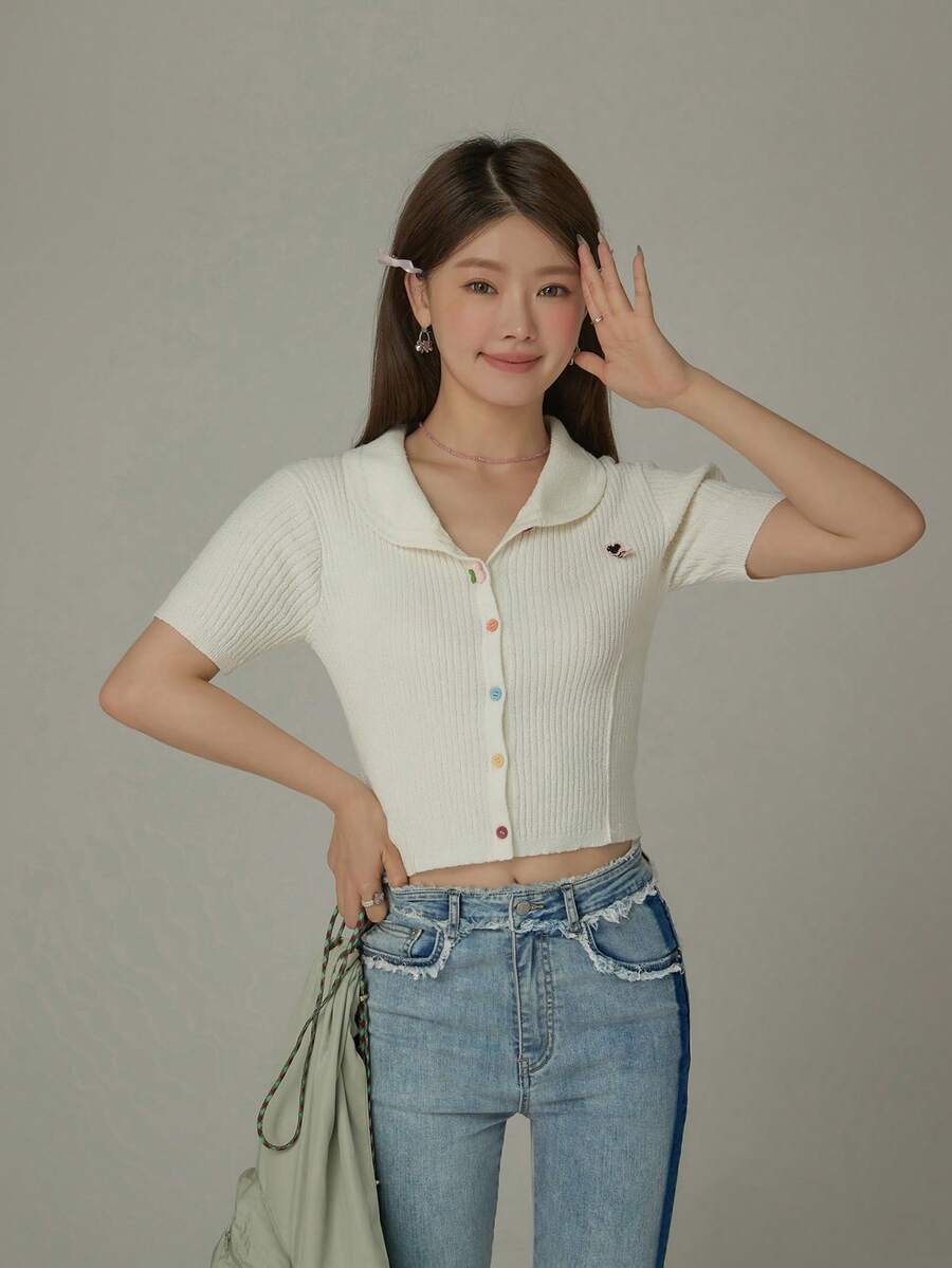 CHUU 彩虹鈕扣翻領針織毛衣 女款 春秋款 心形刺繡 羅紋修身 極簡性感上衣 - 白色 - 查看 1