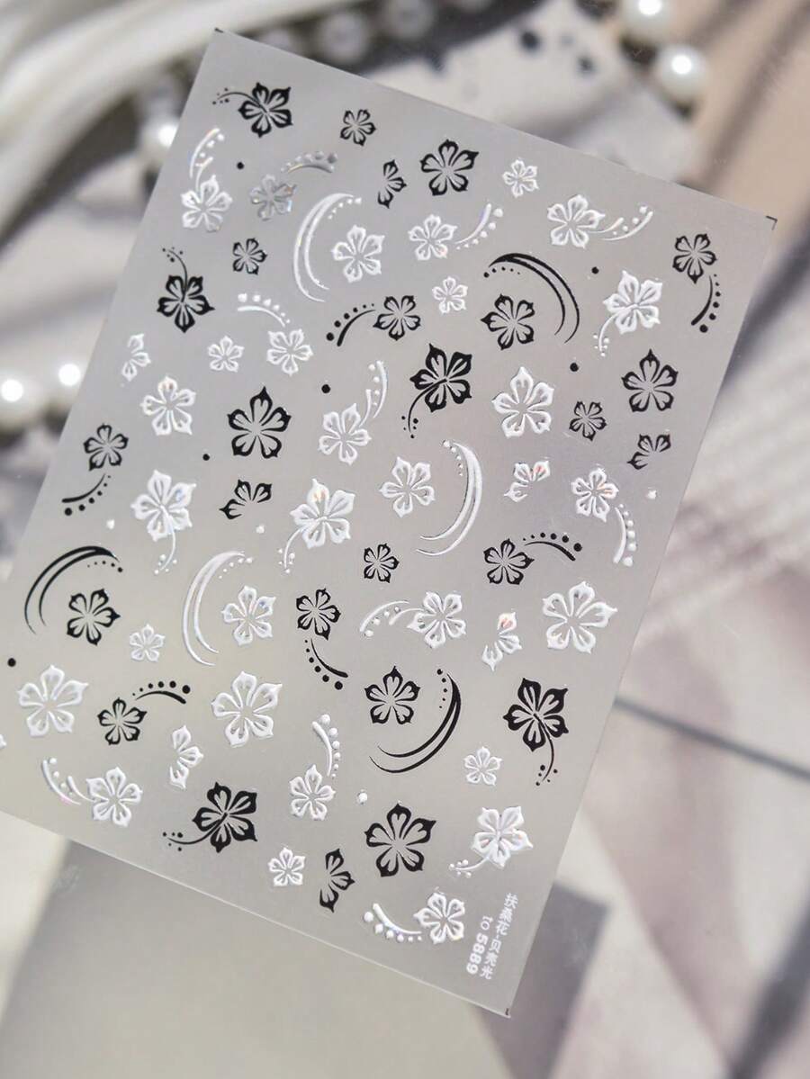 1 feuille d'autocollants pour ongles à motif floral nacré. Présentant des motifs de fleurs à cinq pétales noires et blanches avec un éclat iridescent, ces décalcomanies pour ongles auto-adhésives sont des accessoires parfaits pour le nail art DIY. - Multicolore - Voir 1