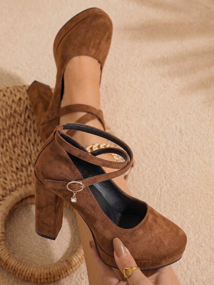 planare Escarpins à talons épais élégants et à la mode pour femmes en marron, avec une sangle réglable et une boucle. Portables et stables pour un usage décontracté, en soirée, en rendez-vous, pour les trajets quotidiens. Talons hauts élégants et gracieux pour dames - Tabac - Voir 1