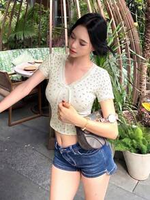 黑色V領波點蕾絲蝴蝶結花卉短袖T恤 女款夏季修身短版性感甜辣風上衣 - 杏色 - 查看 5