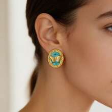 Pendientes de botón con mariposa 3D estilo vintage francés para mujer, diseño de relieve ovalado con borde dorado, múltiples colores disponibles, estilo premium de nicho, accesorio para atuendo de verano - Multicolor - Ver 4