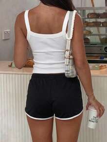 Conjunto de Camisola Corta de Cuello Cuadrado Acanalado Blanco Versátil para Uso Interior/Exterior & Pantalones Cortos Deportivos Retro para Mujer - Blanco y Negro - Ver 2