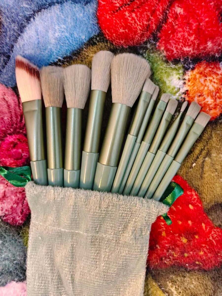 Set Kuas Makeup Serat Halus Hijau 13 Buah, Set Lengkap Ramah Kulit untuk Wajah dan Mata, Dilengkapi Kantung Serut Portabel, Hadiah Kecantikan untuk Pernikahan, Pengiring Pengantin, atau Liburan - Set Kuas Makeup Hijau - View 1