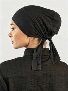 1 pieza Gorro interior con banda elástica incorporada y tiras para atar, suave como la seda, transpirable, absorbente de sudor, elástico, material anti-pilling, adecuado para uso diario como capa base - Negro - Ver 3