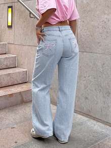 Quần jeans nữ ống đứng màu sáng cổ điển với túi sau thêu họa tiết, thích hợp mặc hàng ngày vào mùa xuân. - Rửa nhẹ - Xem 2