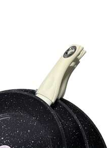 Ensemble de 3 poêles à frire en aluminium 20, 24 et 28 cm Créez un ensemble polyvalent et universel Le revêtement anti-rayures en céramique résiste aux dommages La poignée soft-touch ne chauffe pas et est confortable à utiliser - Voir 4