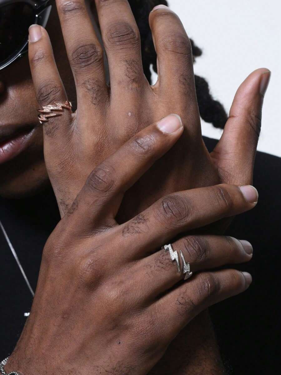 خاتم فاخر مرصع بالكامل بالراين ستون اللامع على شكل صاعقة برق، خاتم موضة بسيط بتصميم ECG إبداعي، قابل لتعديل الحجم، مناسب للحفلات والزفاف والعطلات، إكسسوار مجوهرات، هدية للأصدقاء والعشاق وأعياد الميلاد وعيد الحب وعيد الميلاد - JZ009 - مشاهدة 1