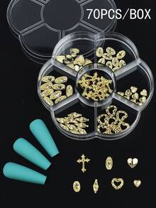 Questa scatola contiene 70 accessori per arte di unghie in una varietà di design, inclusi cuori, croci, ritratti e altri articoli per arte di unghie. È perfetto per donne e ragazze per progettare e creare le proprie decorazioni per unghie fai-da-te. Charm per unghie - Dorato - Visualizzare 9