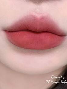 Givenchy Le Rouge 深紅絲絨霧面唇膏 (迷你尺寸) 1.5g / 0.05 Oz | 柔霧妝效，12小時持久顯色且舒適 | 柔霧妝效，可疊加顯色度 | 滑順感官質地 | 24小時保濕鎖水 - 27 Rouge Infuse - 1.5g(Mini Size) - 查看 5
