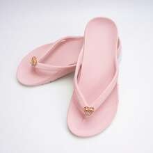 Flor de zapato con mariposa de perla rosa