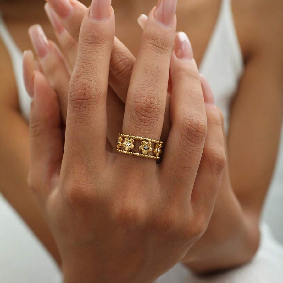 Vintage Hollow Carved Wide Band Gold Ring For Women, French Retro Exquisite Floral Pattern Finger Ring, Light Luxury Versatile Commuter Index Finger Ring - Gold - View 1