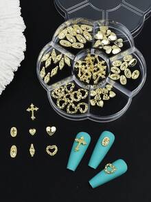 Questa scatola contiene 70 accessori per arte di unghie in una varietà di design, inclusi cuori, croci, ritratti e altri articoli per arte di unghie. È perfetto per donne e ragazze per progettare e creare le proprie decorazioni per unghie fai-da-te. Charm per unghie - Dorato - Visualizzare 1