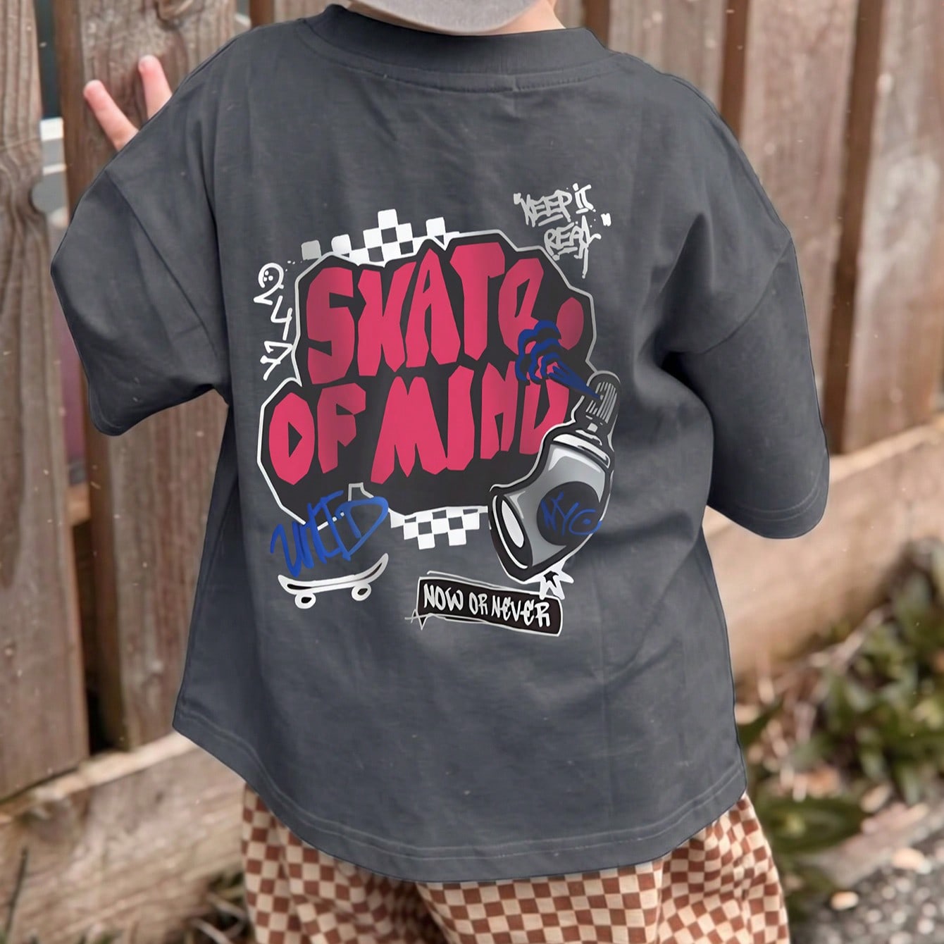 Pieza Camiseta de manga corta con estilo callejero para niños pequeños, con estampado de letras de graffiti en la espalda, top de verano casual euro