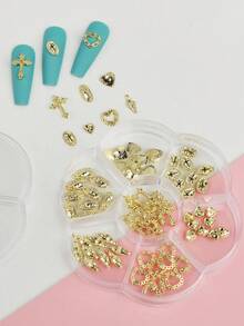 Questa scatola contiene 70 accessori per arte di unghie in una varietà di design, inclusi cuori, croci, ritratti e altri articoli per arte di unghie. È perfetto per donne e ragazze per progettare e creare le proprie decorazioni per unghie fai-da-te. Charm per unghie - Dorato - Visualizzare 4