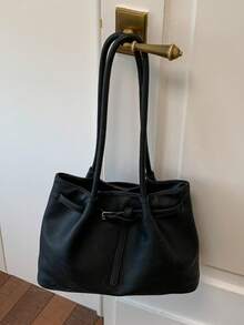 女款極簡質感皮革風托特包，可調節扣環飾帶軟肩背包，大容量日常通勤手提包 - 黑色 - 查看 4