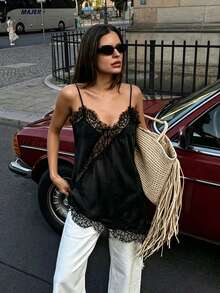 Camiseta de tirantes para mujer con escote en V profundo, encaje negro y patchwork, estilo francés sensual, para usar sola con jeans de cintura alta o faldas, look casual de verano tipo bombshell - Negro - Ver 3