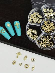 Questa scatola contiene 70 accessori per arte di unghie in una varietà di design, inclusi cuori, croci, ritratti e altri articoli per arte di unghie. È perfetto per donne e ragazze per progettare e creare le proprie decorazioni per unghie fai-da-te. Charm per unghie - Dorato - Visualizzare 5