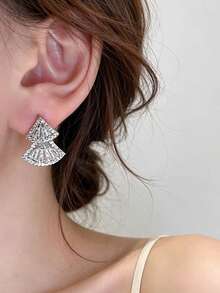 1 Pair Exquisite High-End Elegant Sparkling Full Rhinestone Synthetic Zirconia Fan-Shaped Personalized Fashion Design Unique Light Luxury Minimalist Sophisticated Women's Copper Alloy Earrings - Silver - View 3