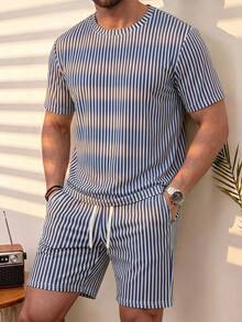 男士夏季圓領條紋短袖T恤與彈性腰膝蓋長度短褲套裝，適合休閒日常穿著 - 藍色 - 查看 2