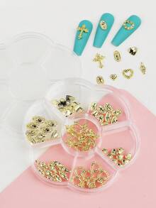 Questa scatola contiene 70 accessori per arte di unghie in una varietà di design, inclusi cuori, croci, ritratti e altri articoli per arte di unghie. È perfetto per donne e ragazze per progettare e creare le proprie decorazioni per unghie fai-da-te. Charm per unghie - Dorato - Visualizzare 3
