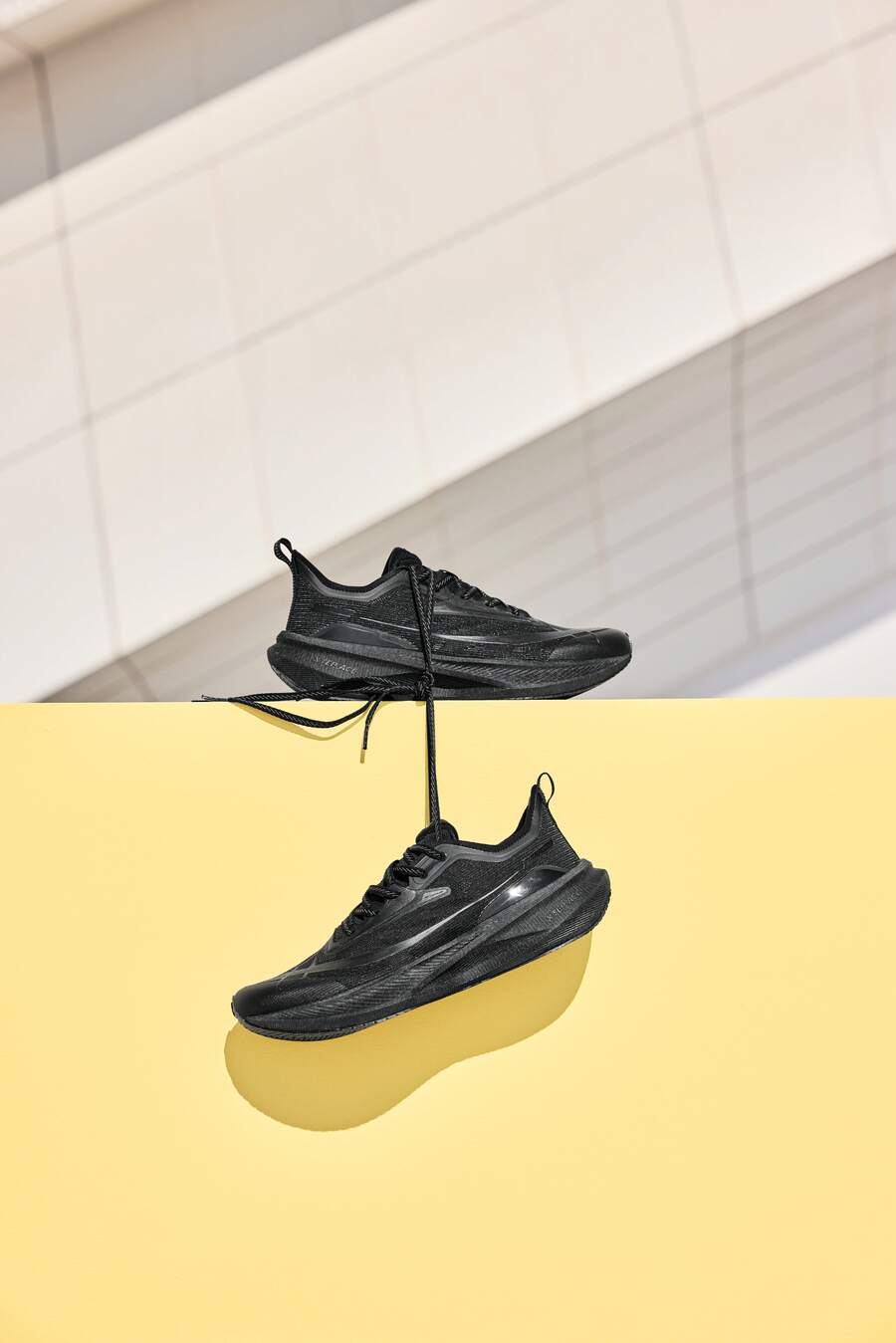 Sepatu Lari XTEP Hitam Modis dan Serbaguna untuk Pria - Hitam - View 1