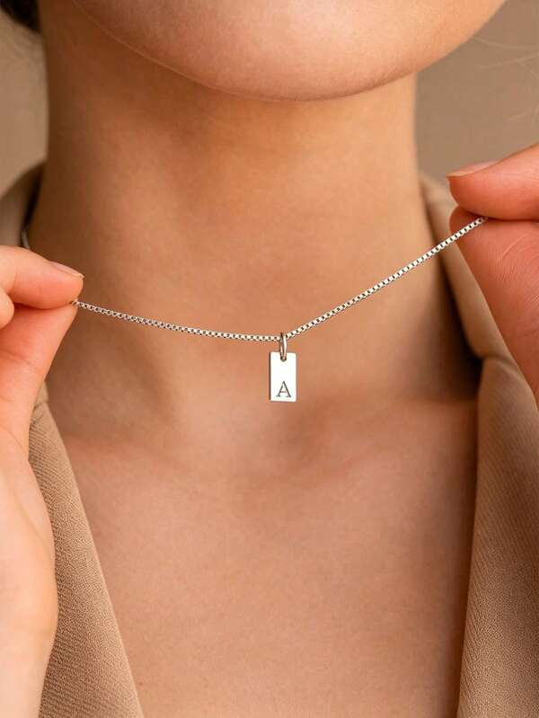 1 Stück modische, lässige, minimalistische, vielseitige Edelstahlkette mit quadratischem Anhänger mit 26 Buchstaben, Unisex, geeignet für den täglichen Gebrauch, Schmuckaccessoire für Frauen
