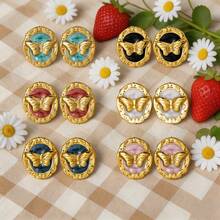 Pendientes de botón con mariposa 3D estilo vintage francés para mujer, diseño de relieve ovalado con borde dorado, múltiples colores disponibles, estilo premium de nicho, accesorio para atuendo de verano - Multicolor - Ver 1