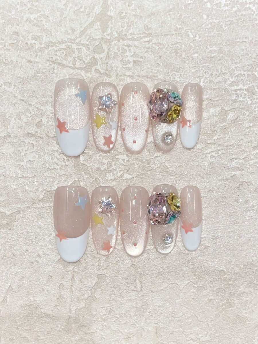 Lot de 10 faux ongles ovales blancs faits main, style French œil de chat, ornés d'étoiles colorées, de pois et de strass. Ultra brillants et irrésistibles, ils sont indispensables pour les jeunes filles. Parfaits pour le quotidien, les rendez-vous et les soirées. Kit de faux ongles en acrylique à coller. - Multicolore - Voir 1