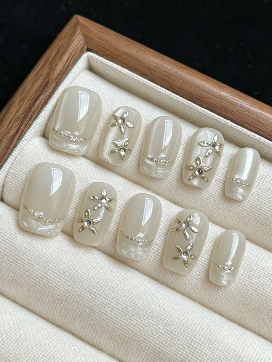 qihangxin 10片手工穿戴式假指甲 短款 金色電鍍花卉設計 銀色法式 米色貓眼 鑲鑽裝飾 銀色法式風格 高級貓眼鑲鑽飾 秋季米色方形假指甲 含工具組 適合日常配戴與節日禮物 - 米色 - 查看 1