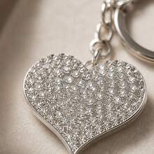 1 pieza Llavero con forma de corazón de strass plateado brillante, lindo dije para mochila, regalo de vuelta a la escuela, regalo brillante para ella - Plateado - Ver 3