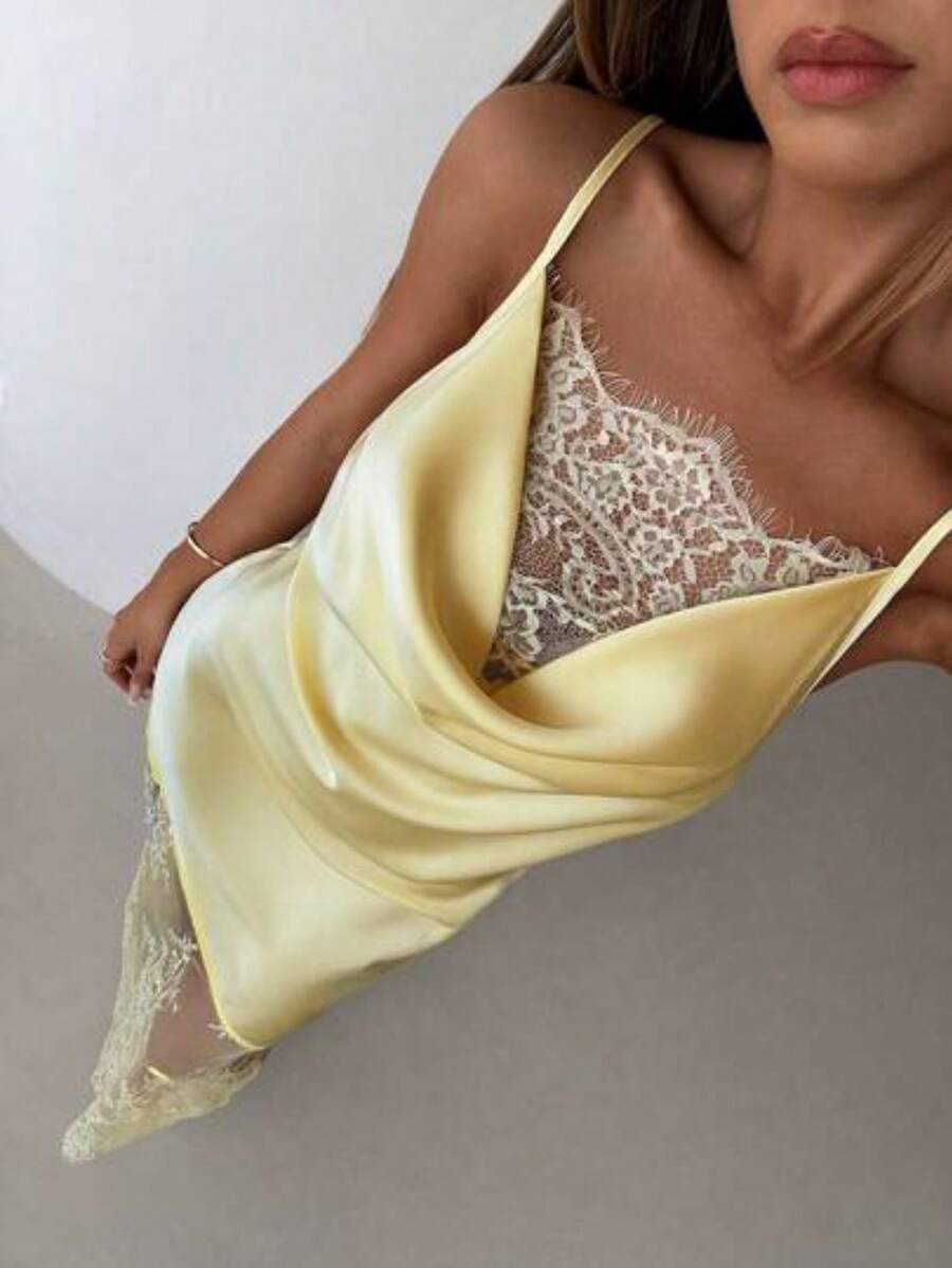 Vestido elegante de tirantes finos con escote pronunciado, bajo de encaje transparente y parches de encaje, para mujer - Amarillo claro - Ver 1